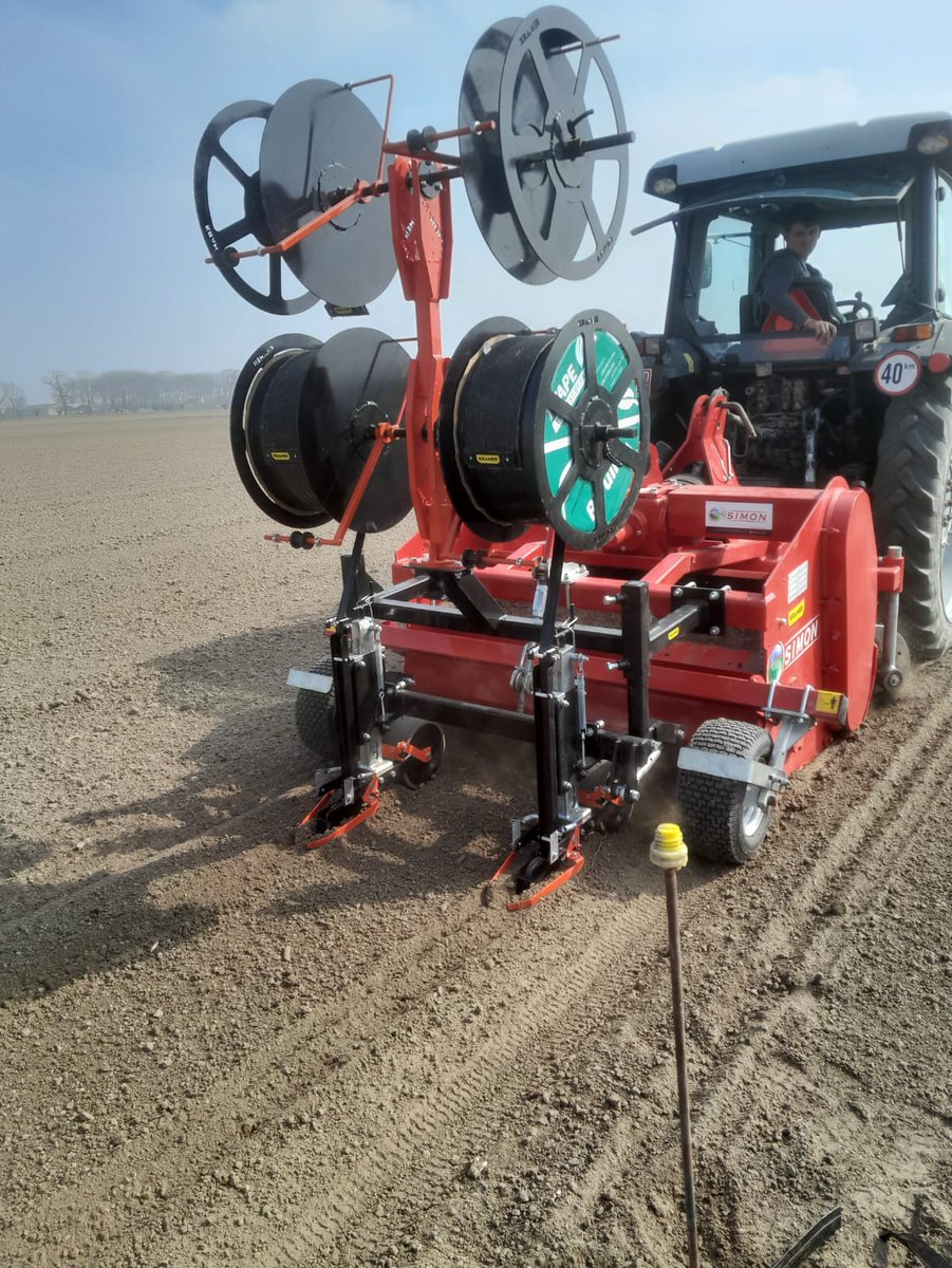 kramerstart's tweet image. Dit jaar is tijdens het zaaiseizoen weer een bult gedaan onze 𝐳𝐚𝐚𝐢𝐦𝐚𝐜𝐡𝐢𝐧𝐞𝐬 💪🏻

En ook steeds meer druppelirrigatie 💧

Zie hier een kleine terugblik. 

#zaaimachines #zaaitechniek #kramertheperfectstart #kramer #zaaien #akkerbouw #agriculture