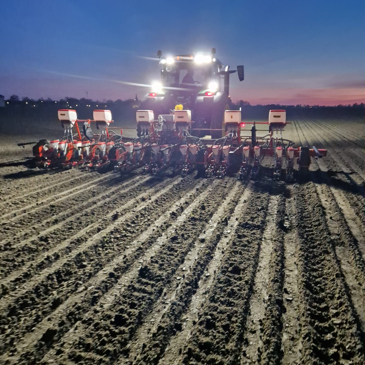 kramerstart's tweet image. Dit jaar is tijdens het zaaiseizoen weer een bult gedaan onze 𝐳𝐚𝐚𝐢𝐦𝐚𝐜𝐡𝐢𝐧𝐞𝐬 💪🏻

En ook steeds meer druppelirrigatie 💧

Zie hier een kleine terugblik. 

#zaaimachines #zaaitechniek #kramertheperfectstart #kramer #zaaien #akkerbouw #agriculture