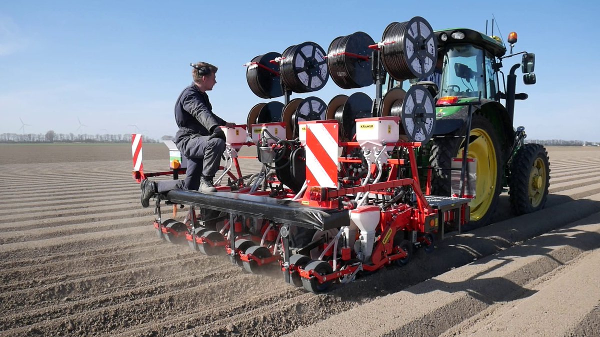 kramerstart's tweet image. Dit jaar is tijdens het zaaiseizoen weer een bult gedaan onze 𝐳𝐚𝐚𝐢𝐦𝐚𝐜𝐡𝐢𝐧𝐞𝐬 💪🏻

En ook steeds meer druppelirrigatie 💧

Zie hier een kleine terugblik. 

#zaaimachines #zaaitechniek #kramertheperfectstart #kramer #zaaien #akkerbouw #agriculture