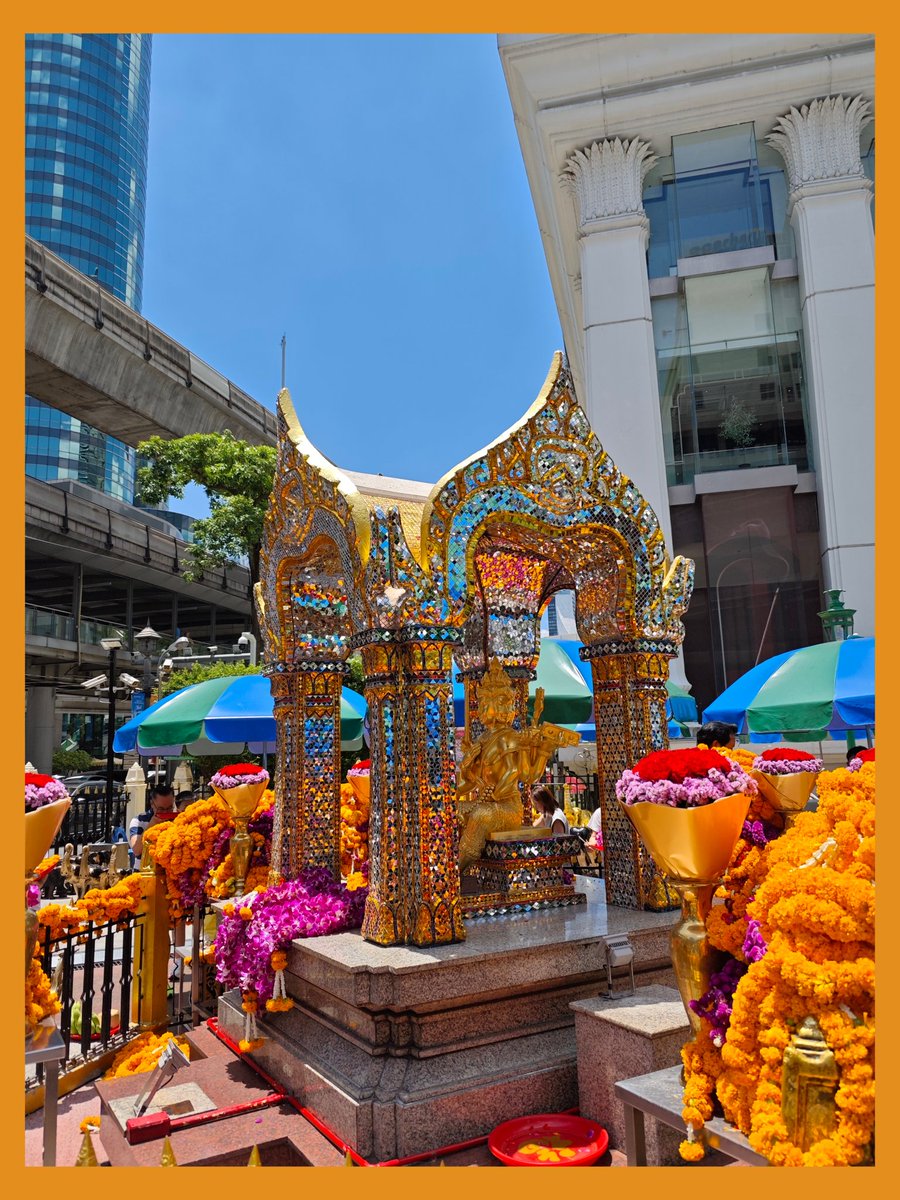 我许了个愿，听说四面佛很灵验。

“我愿用一次酣畅淋漓的猝死换来家人朋友们没病没灾长命百岁尝遍世间疾苦，但在那之前请让我发一次横财，体验一下什么叫挥霍无度。”

😂如果愿望实现了，下次去曼谷我还他十个花环。