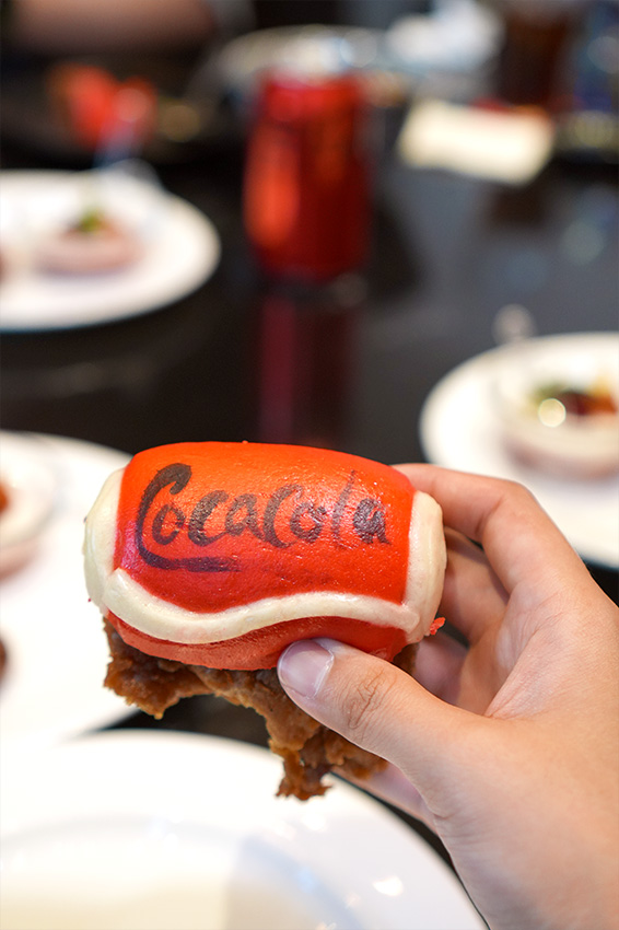 brsurvey's tweet image. [레드리본 위크 현장스케치]  05. 티엔미미 홍대점
코카-콜라와 즐거운 미식 경험을 즐길 수 있는 특별한 미식 행사인 레드리본 위크가 6월 12일 목요일 점심과 저녁, &amp;lt;티엔미미 홍대점&amp;gt;에서 열렸습니다. 행사 현장을 블루리본이 생생히 전달 드립니다.
bluer.co.kr/magazine/534