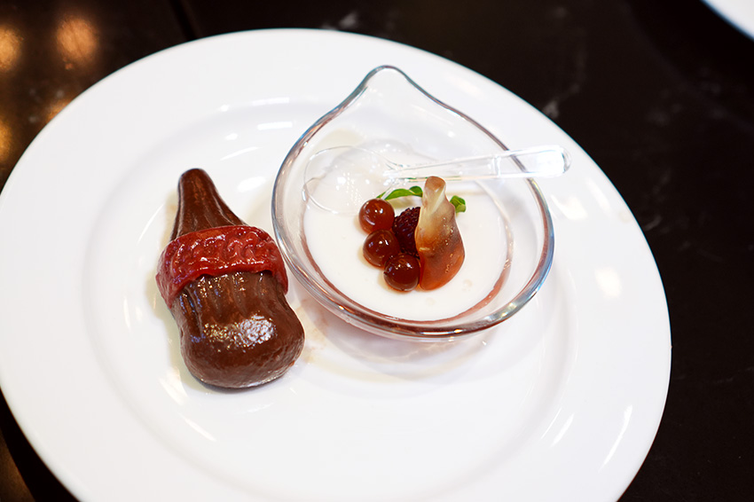 brsurvey's tweet image. [레드리본 위크 현장스케치]  05. 티엔미미 홍대점
코카-콜라와 즐거운 미식 경험을 즐길 수 있는 특별한 미식 행사인 레드리본 위크가 6월 12일 목요일 점심과 저녁, &amp;lt;티엔미미 홍대점&amp;gt;에서 열렸습니다. 행사 현장을 블루리본이 생생히 전달 드립니다.
bluer.co.kr/magazine/534