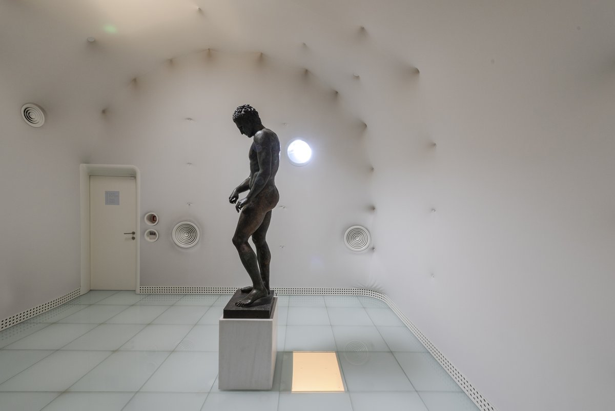 Thanks to meticulous restoration and conservation work, Apoxyomenos now shines in all his ancient glory! This 2000-year-old bronze statue, rescued from the Adriatic depths, is one of the most breathtaking relics of classical antiquity. Don’t miss him at our museum in Mali Lošinj