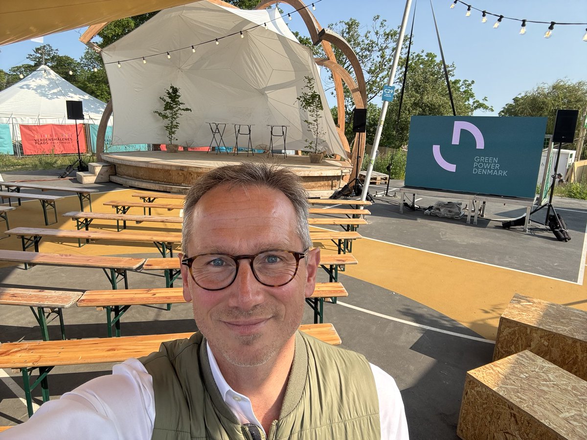 Så går det løs 🤗 Vi åbner #KlimaEnergiScenen på #fmdk med store spørgsmål og grønne 
gevinster. Glæder mig til at tale med jer om, hvordan grøn strøm både gavner klimaet og 
giver flere penge i hverdagen. Cirkuspladsen kl. 11.30 #dkgreen