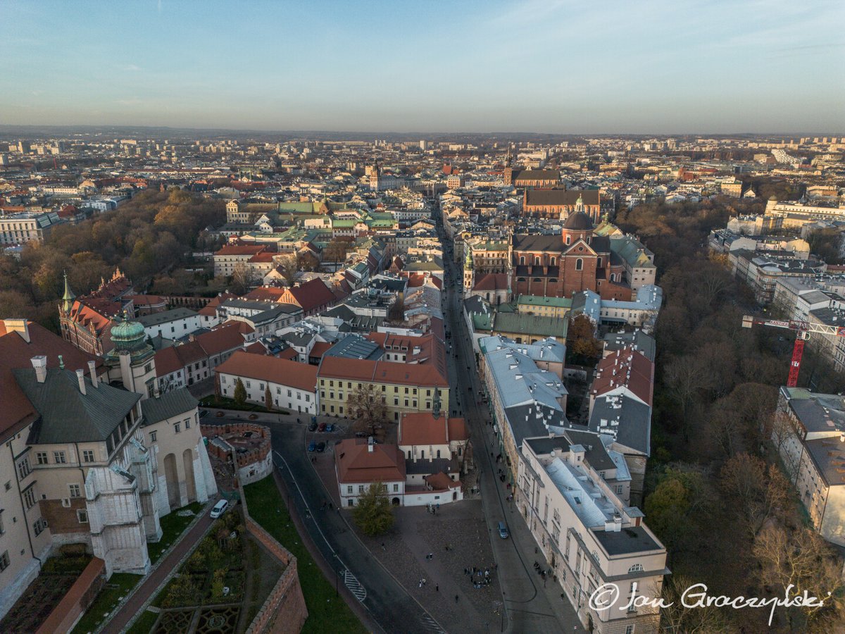 krakow_pl's tweet photo. #Krakow #StrefaCzystegoTransportu #strefa #uchwala #UchwalaRadyMiasta #CzystePowietrze
Strefa Czystego Transportu w Krakowie będzie obowiązywać od 1 stycznia 2026 roku! Ważne jest to, że mieszkańcy Krakowa nie będą musieli wymieniać już posiadanych samochodów, bez względu na standardy emisji pojazdów. Zgodnie z uchwalą podjętą przez Radę Miasta Krakowa, strefa obejmie ok. połowę powierzchni miasta. Podjęta uchwała to jedno z kluczowych, kolejnych działań, które ma na celu poprawę jakości powietrza i warunków życia w stolicy Małopolski.
📷 Jan Graczyński
https://t.co/eUMUeKo79n