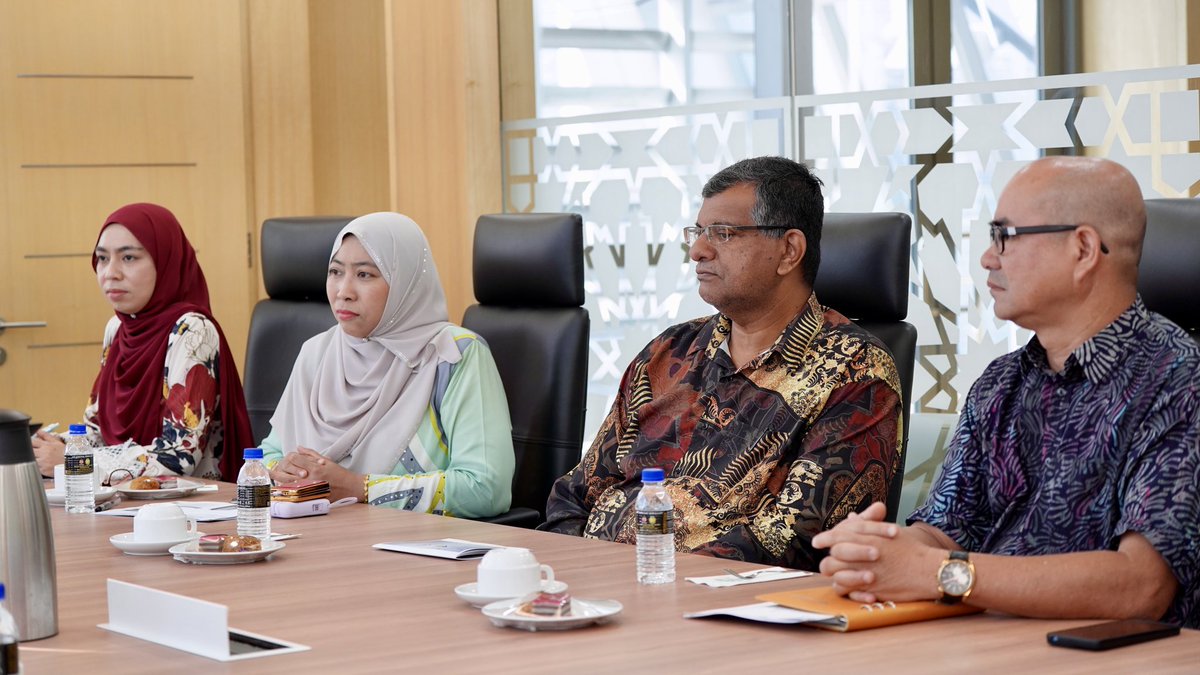 yayasanwp's tweet photo. 12 Jun 2025 | Kunjungan Hormat YWP ke MAIWP

Semoga pertemuan ini membuka ruang sinergi yang lebih kukuh dalam memperkasa komuniti Wilayah Persekutuan.

#YWP #MAIWP #KunjunganHormat #InisiatifKomuniti #Zakat #MADANI https://t.co/X1VMURRFmq