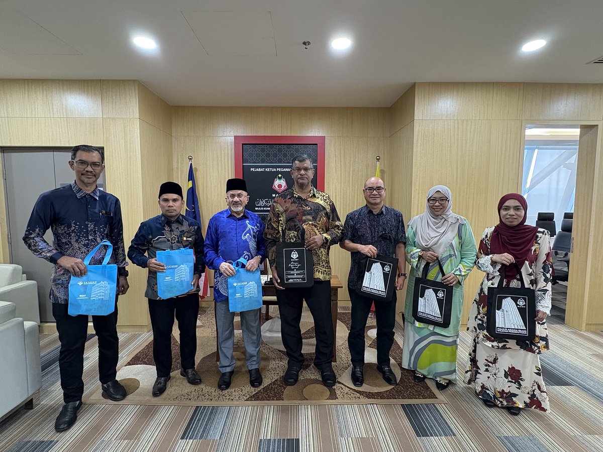 yayasanwp's tweet photo. 12 Jun 2025 | Kunjungan Hormat YWP ke MAIWP

Semoga pertemuan ini membuka ruang sinergi yang lebih kukuh dalam memperkasa komuniti Wilayah Persekutuan.

#YWP #MAIWP #KunjunganHormat #InisiatifKomuniti #Zakat #MADANI https://t.co/X1VMURRFmq