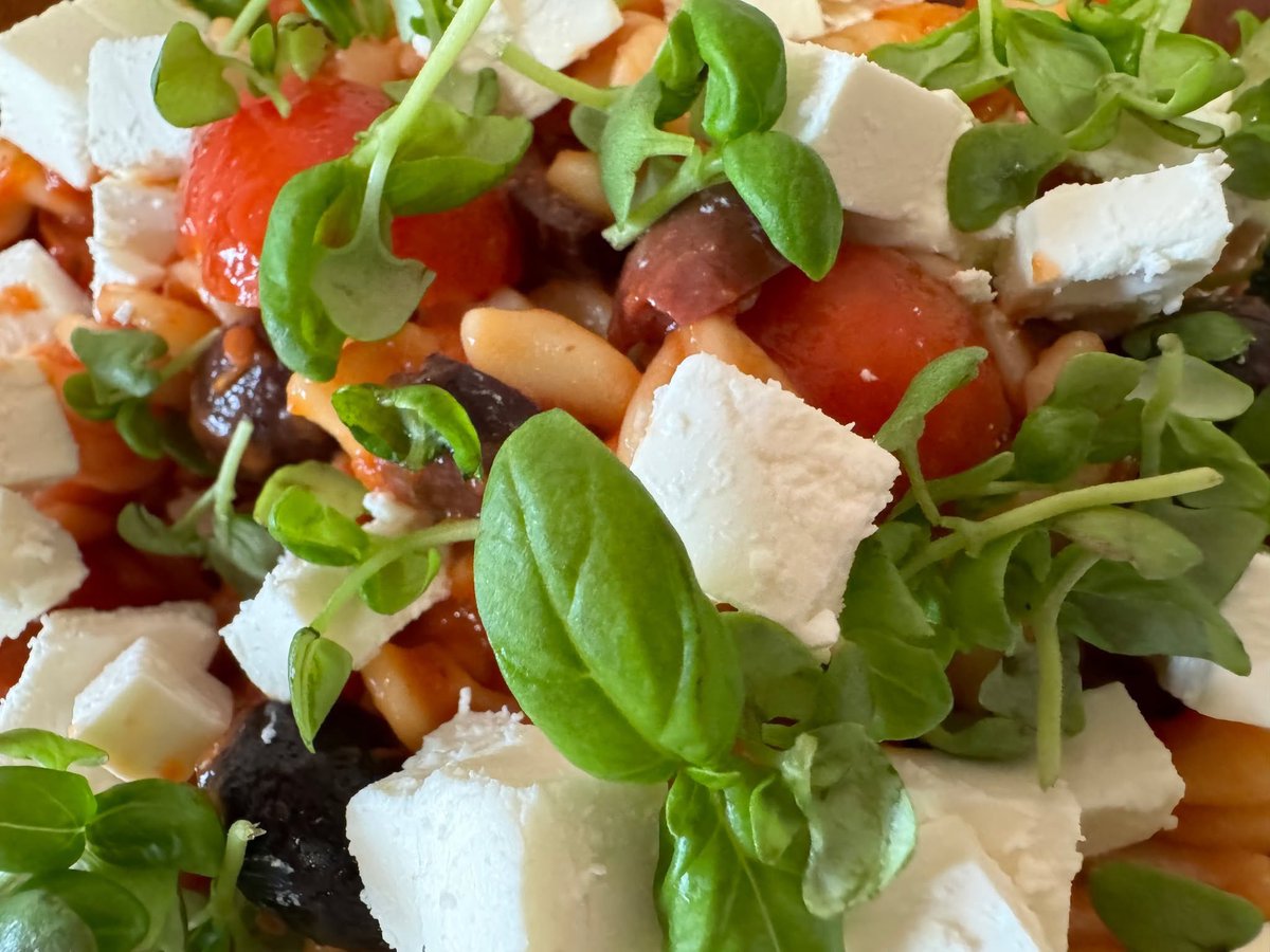 🍽️ The Perfect Side to Your BBQ Feast 🍽️
No BBQ is complete without the right sides to complement the smoky, grilled flavours. Our Fusilli Pasta Salad with Kalamata Olives, Cherry Tomatoes, and Greek Feta is the vibrant dish your guests will love!
#BBQCatering #SideDishGoals