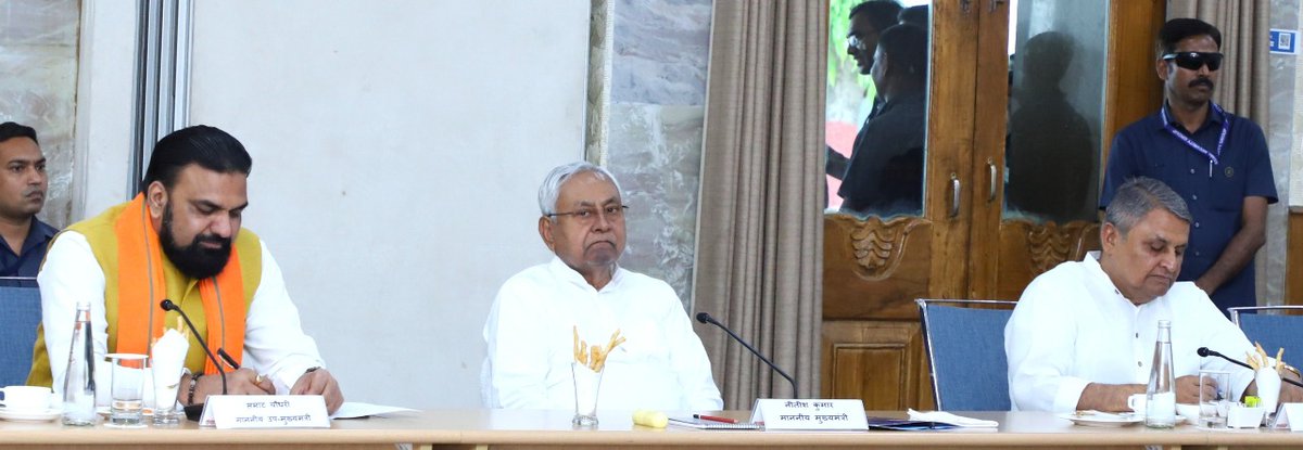 NitishKumar's tweet photo. आज मुख्यमंत्री सचिवालय स्थित संवाद भवन में पंचायती राज व्यवस्था के अंतर्गत ग्राम पंचायत, पंचायत समिति एवं जिला परिषद् के जनप्रतिनिधियों के शिष्टमंडल के साथ बैठक की। बैठक में तीनों स्तरों की पंचायती राज संस्थाओं एवं ग्राम कचहरियों से जुड़े प्रतिनिधियों ने अपनी समस्याएं एवं सुझाव साझा किए। मैंने उनकी बातों को गंभीरता से लेकर कुछ महत्वपूर्ण माँगों को पूर्ण करने की दिशा में तत्काल घोषणाएं भी कीं। इसके अतिरिक्त,शेष समस्याओं के शीघ्र समाधान हेतु संबंधित अधिकारियों को स्पष्ट निर्देश दिए।
हमारा निरंतर प्रयास है कि तीनों स्तरों की पंचायती राज संस्थाओं को सशक्त,पारदर्शी एवं उत्तरदायी बनाया जाए,ताकि ये संस्थाएं बिहार राज्य और देश के विकास में और अधिक प्रभावी भूमिका निभा सकें।