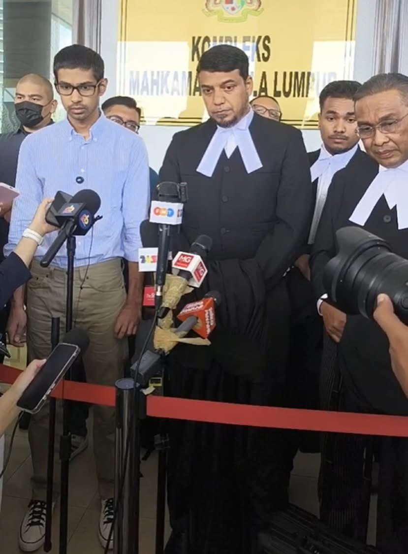 Dia dalam penjara selama 9 bulan 10 hari tanpa dibenar ikat jamin. sebab ada pihak tertentu yang perangkap dia.

Tubuhnya tinggal tulang dan kulit

Hari ini, dia akhirnya dibebaskan. Tapi dari wajahnya, jelas sekali - tiada secebis emosi. Hanya kekosongan.