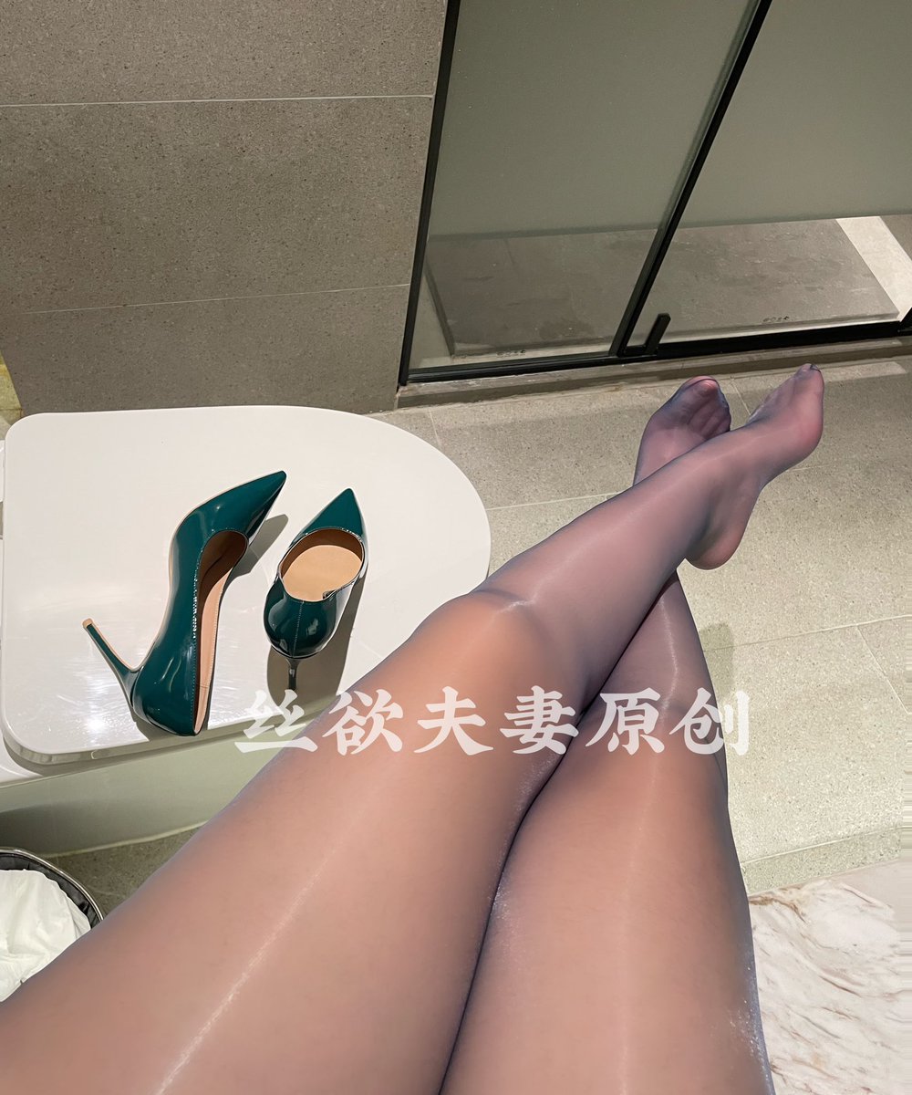 自从买来就没有穿过的蓝色油亮丝袜！今天出门穿上它，配上这款墨绿色的高跟鞋也是yyds😍 https://t.co/hxuEMMwpWx