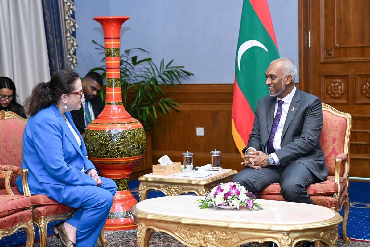 Non-Resident Ambassador of the Hellenic Republic presents credentials to the President

presidency.gov.mv/Press/Article/…