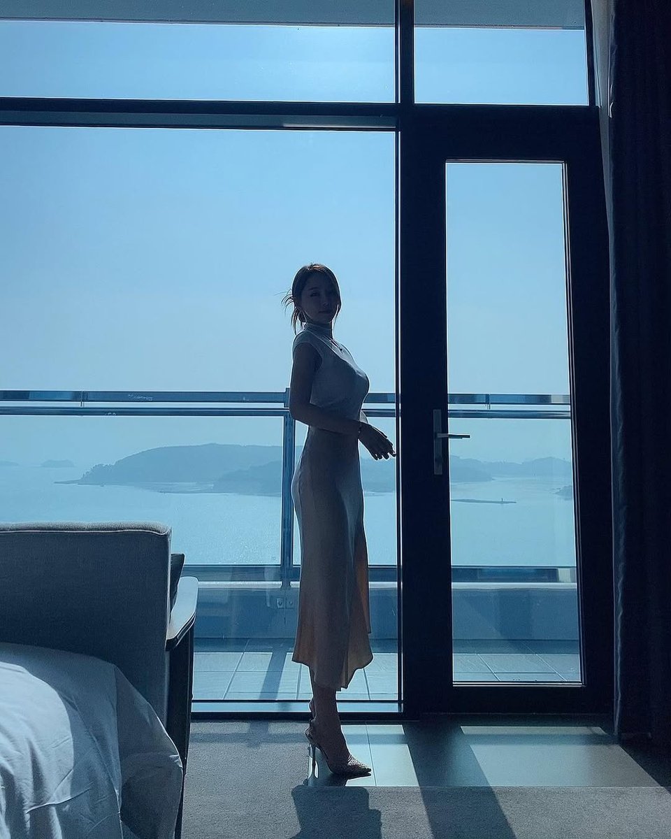 Standing tall, eating green. Life’s simple joys. 💚🥗😊