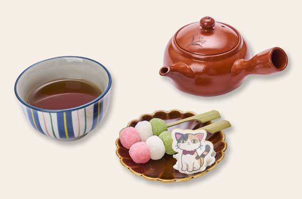 Capcom_Cafe's tweet image. 📷 🍽️_ _ _ _ _
『#大逆転裁判10th』×#カプコンカフェ
限定メニューご紹介
- - - - -🥤
『漱石のほうじ茶』
香ばしくやさしい味わいの漱石のほうじ茶に、プチ三色団子を浮かべて、どこか懐かしくて心ほどける一杯に仕上げました。
#大逆転裁判