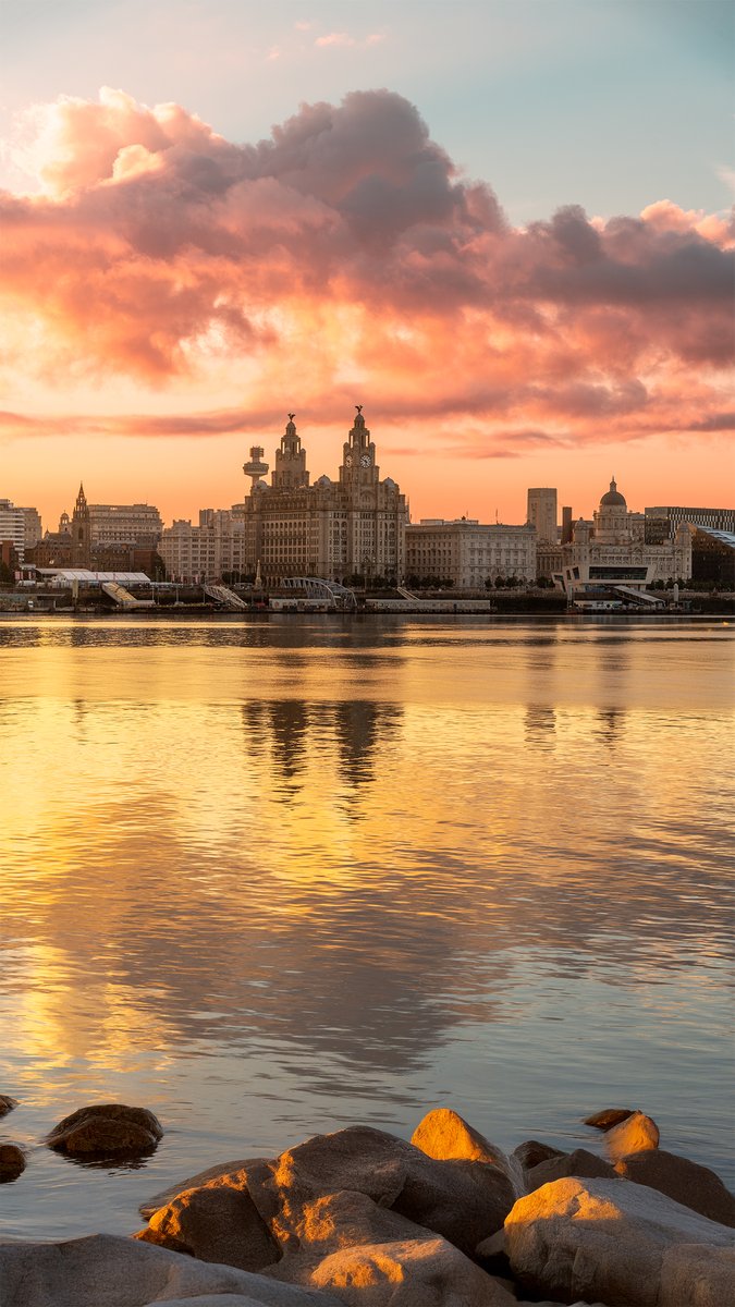 That sky, those reflections, that #Liverpool