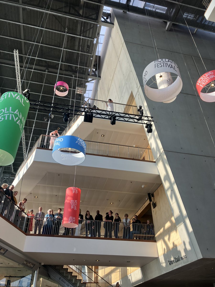 Opening <a href="/hollandfestival/">HOLLAND FESTIVAL</a> in <a href="/muziekgebouw/">Muziekgebouw</a> : #CyberSubin , Thaise traditionele dans en AI in boeiende combinatie. Muzikaal tribuut aan #PierreAudi en kennismaking met associate artist , choreograaf #TrajalHarrell.  Dank <a href="/EmilyAnsenk/">Emily Ansenk</a> , team voor weer een mooi festival in barre tijd