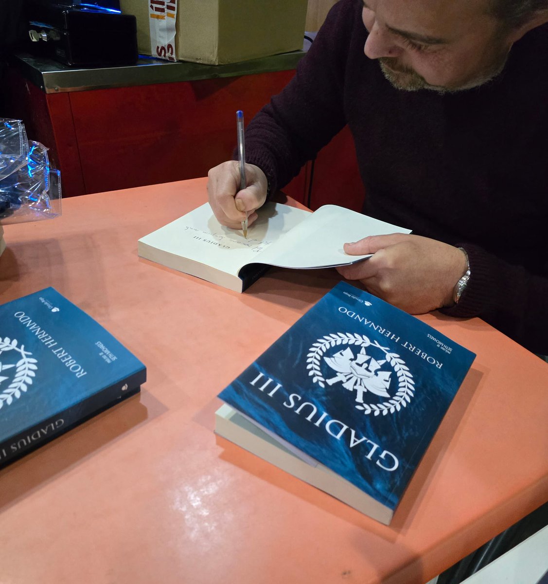 📌Hace tiempo que no os hablo de mis libros y estos días me habéis escrito algunos pidiendo #GladiusIII firmado y dedicado. Se nota que llegan las vacaciones y el veranito.
📌Todavía me queda algún ejemplar para enviar personalmente con dedicatoria.
📌Las dos primeras entregas de