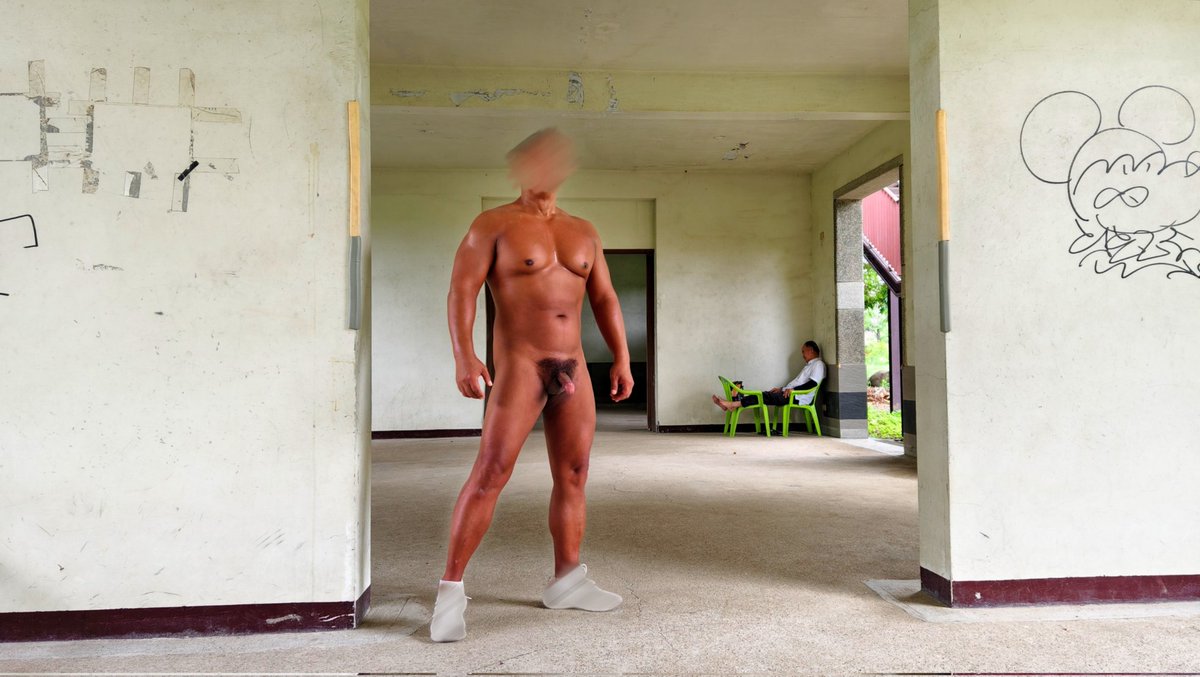 🔞警告🔞

這裡真的是清幽舒適，完全沒有任何打擾，正適合睡個午覺！
看老伯睡得那麼香甜，也許正在做個美美的春夢呢！😂😂😂
怎麼樣？想不想跟我一起睡一下呀！？😋😋😋

＃喜歡裸拍