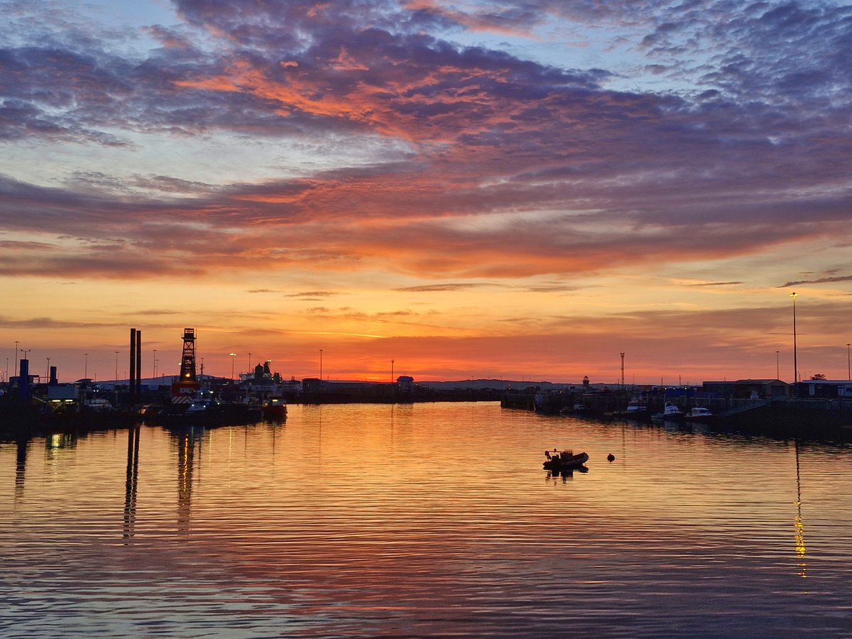AntonWardPhoto's tweet image. A lovely sunrise before the shower clouds rolled in! #northwales #beautifulwales #holyhead #Anglesey
#wales @Ruth_ITV @ItsYourWales @DerekTheWeather @BBCWthrWatchers @ChrisPage90 @ITVCharlieP @S4Ctywydd @WeatherAisling @StormHour @BBCWthrWatchers @Sue_Charles @SabrinaJayneLee