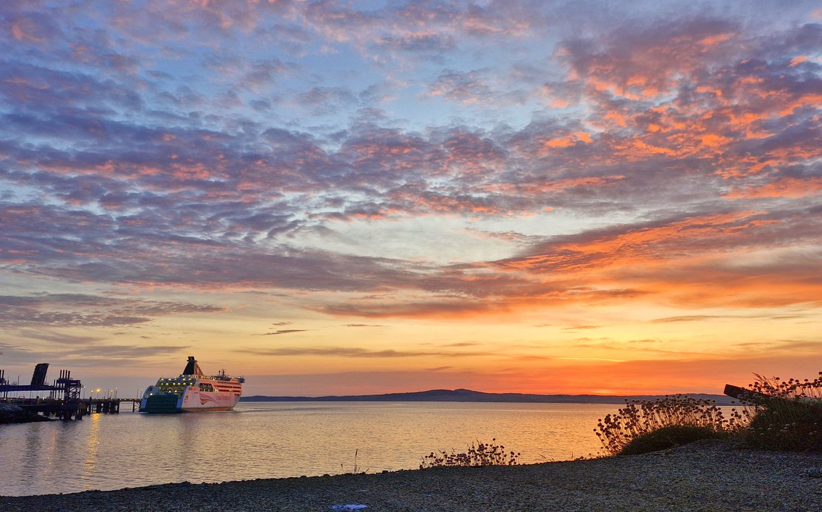 AntonWardPhoto's tweet image. A lovely sunrise before the shower clouds rolled in! #northwales #beautifulwales #holyhead #Anglesey
#wales @Ruth_ITV @ItsYourWales @DerekTheWeather @BBCWthrWatchers @ChrisPage90 @ITVCharlieP @S4Ctywydd @WeatherAisling @StormHour @BBCWthrWatchers @Sue_Charles @SabrinaJayneLee