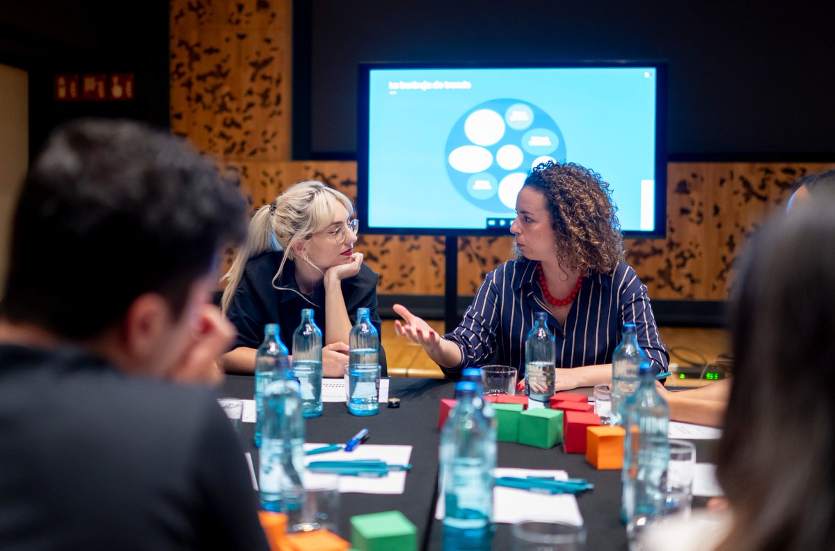 ¿Cómo evoluciona la forma de consumir información?

Creadores de contenido y periodistas seguimos identificando (nuevas) herramientas y analizando las tendencias que marcan (y desmarcan) las distintas formas de comunicar en 📺 medios y 📲redes.