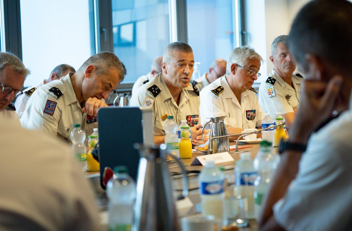 Échanges lors du séminaire annuel des commandants interarmées. 
Les défis qu’impose l’environnement stratégique sont nombreux : accélérer les cycles décisionnels, garantir notre crédibilité, renforcer notre outil de combat. 
Au contact direct du terrain, ces acteurs clefs sont