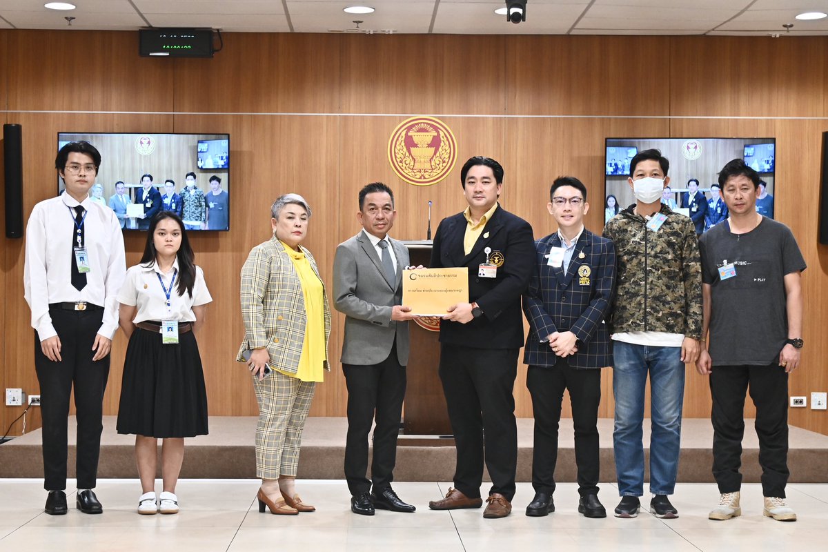#ประธานสภาผู้แทนราษฎร มอบหมายให้ ผู้บังคับบัญชากลุ่มงานประสานการเมืองฯ รับหนังสือจาก #ประธานชมรมสันติประชาธรรม และผู้เสียหาย เพื่อขอให้ช่วยเหลือกรณีถูก #ข้าราชการท้องถิ่นขู่ฆ่า #รัฐสภา #สภาผู้แทนราษฎร youtu.be/Qw49yUJswPw?si…