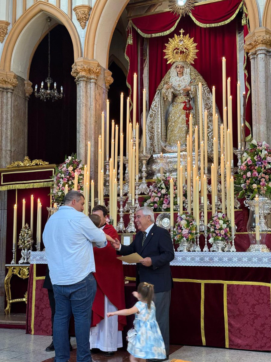 #DíaDeLaTrinidad25 - Tras la Eucaristía correspondiente al primer día del Solemne Triduo en honor a María Santísima de Trinidad Coronada tuvo lugar la presentación de los niños a la Santísima Virgen, que han sido bendecidos con la protección de su manto. #CofradíasMLG.