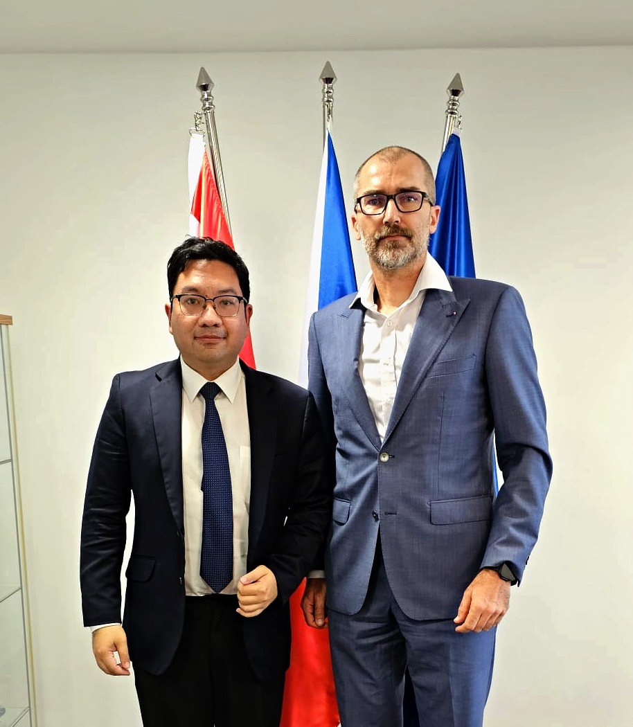 Great to meet Assoc. Prof. Dr. Dulyapak Preecharush from Thammasat University - expert in international relations and recent visiting fellow at <a href="/IIR_Prague/">Institute of International Relations Prague</a>.

Insightful exchange on global affairs and future collaboration! 🌍🤝

#InternationalRelations <a href="/thammasat_uni/">Thammasat University</a>