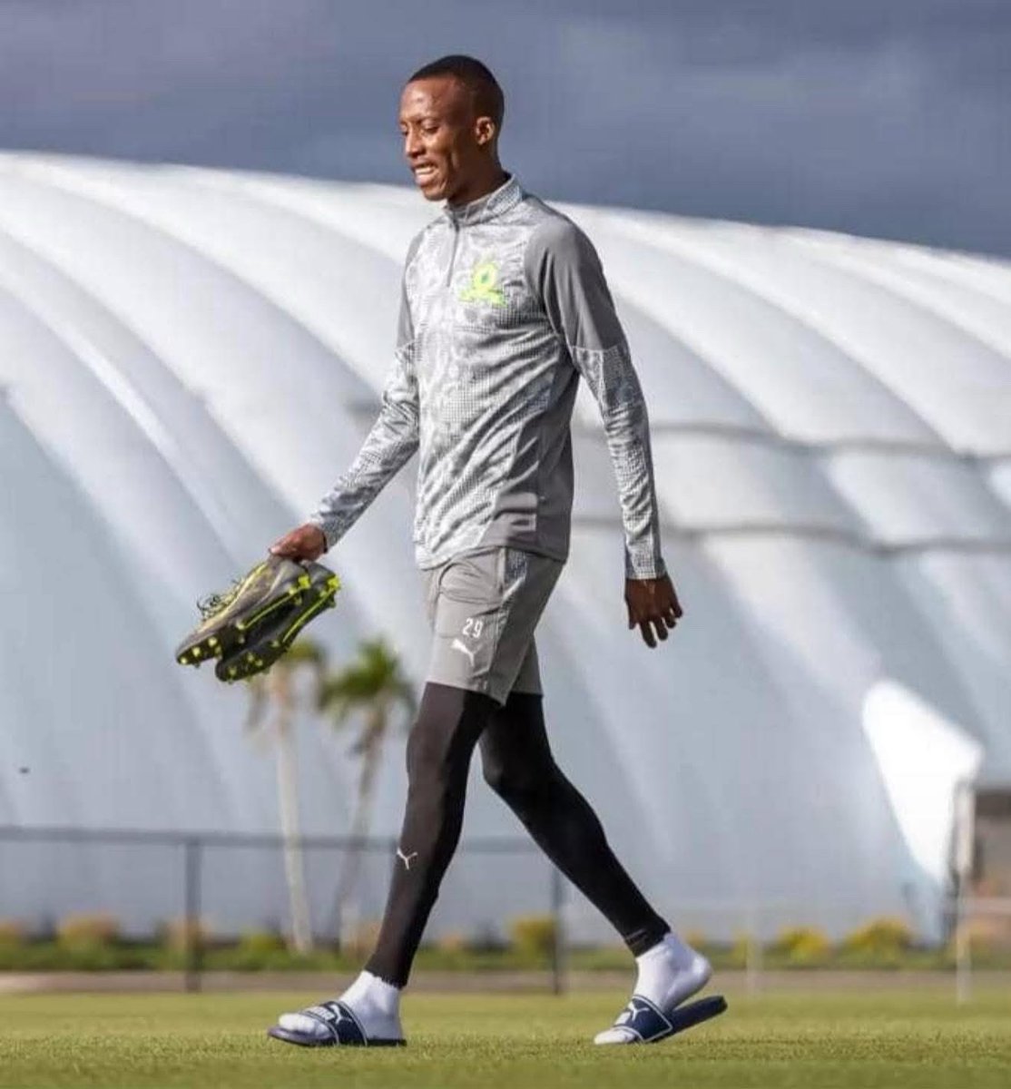 🇿🇼Divine Lunga on a global stage with 🇿🇦Mamelodi Sundowns. They currently in America for the FIFA Club World Cup. He is the only Zimbabwean player at the tournament.
#FIFACWC #football