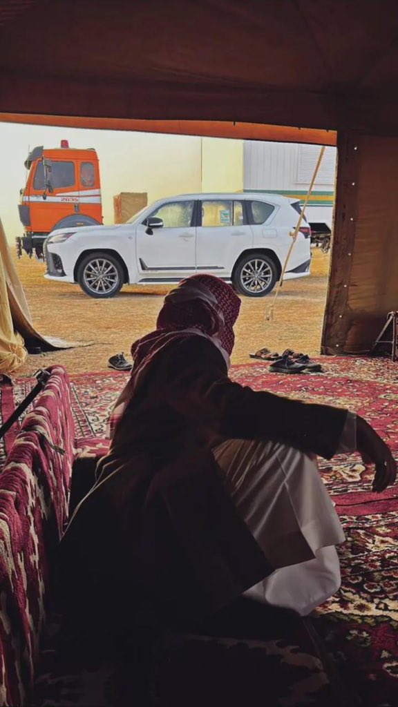 الكلام الطيّب عبادة وهداية ..
قد تغير مسار يوم أحدهم 
بكلمة طيبة زرعتهافى قلبه 
فنَمتْ وأورقت وأثمرت نجاحاً ..