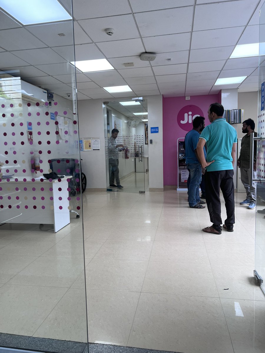 JayanthHappie's tweet photo. @JioCare hi Team , i have raised a request for new connection and paid the amount as well , no one is approaching . I went to nearest jio center , which is marathalli branch , they have asked me to go to CV Raman nagar branch . They asked me to go to whitefield . No ones respond https://t.co/fCU6qXuqgp
