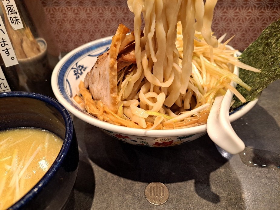 2025年4月25日(金)の昼御飯
【つけ麺や武双 ヨドバシ横浜店】

①鶏白湯チャーシューつけ麺
②ねぎチャーシュー丼
③鶏白湯チャーシューつけ麺の麺リフトアップ

#紅露もな #もな飯てろ報告