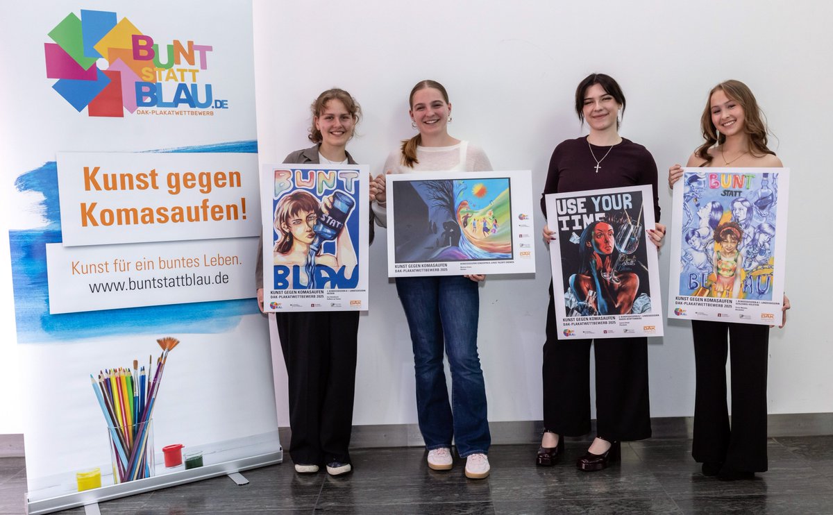 DAKGesundheit's tweet photo. Die Bundessiegerinnen von #buntstattblau stehen fest! Vivien Manzke (Schleswig-Holstein, r.) gewinnt vor Leonie Scholl (Baden-Württemberg, 2.v.r.) und Eva Arkenbosch (Hessen, l.). Der Sonderpreis Junge Talente geht an Marlene Damm (Bremen).  Alle Infos 👉https://t.co/5gDumQ9bjU https://t.co/lne0nRIxAN