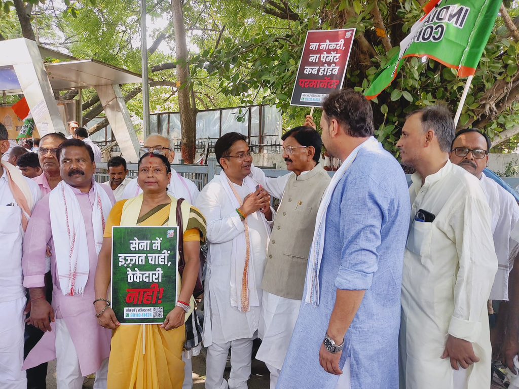 “नौकरी दो या सत्ता छोड़ो!”