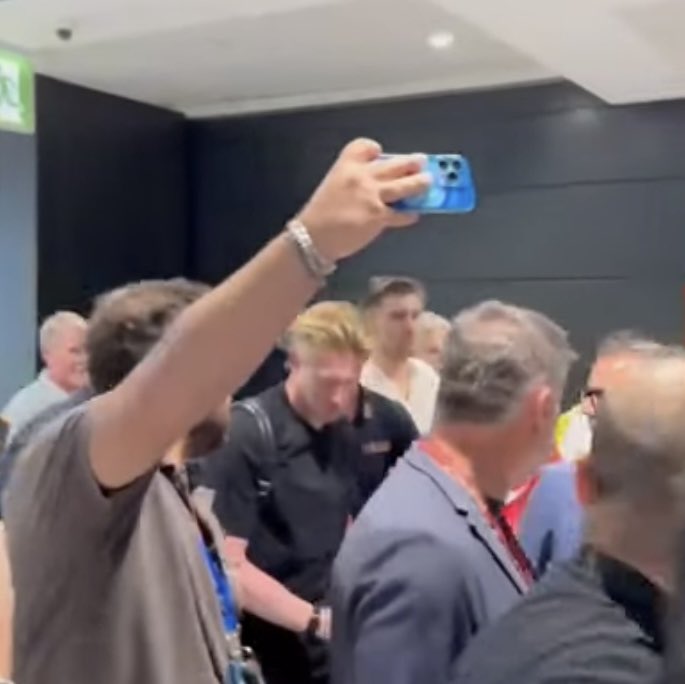 #DeBruyne è atterrato a Fiumicino: ora visite mediche a Villa Stuart 🔥 
#Napoli