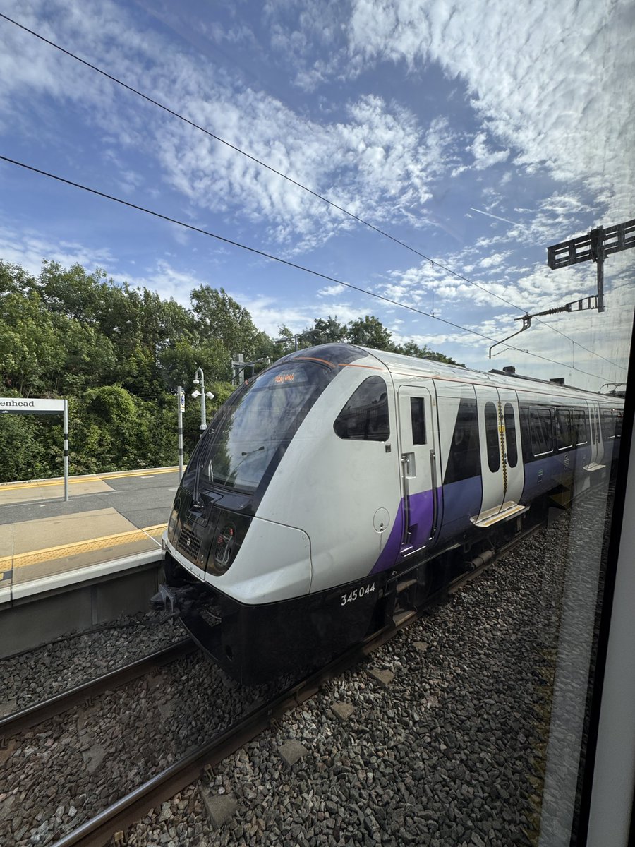 tm_front's tweet image. こちらは2時間ほど前に🇬🇧に無事到着いたしました。ただいま、ライムリージスへ向けて電車の旅でございます。

#fossilfestival #fossilfestival2025