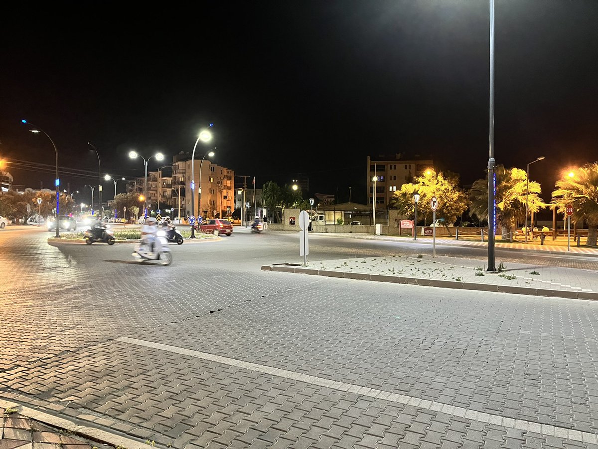 EsraAY0's tweet photo. Merhaba prestij caddesinin başlangıcında uçaklı parka geçebilmek için çocukla çok büyük çaba sarfetmek gerekiyor. Yaya geçidi olması araçların biraz daha yava��lamasından dolayı can güvenliğimiz için daha iyi olacağını düşünmekteyim @akhisarbelediye @besimecz https://t.co/W7vHQPg41C