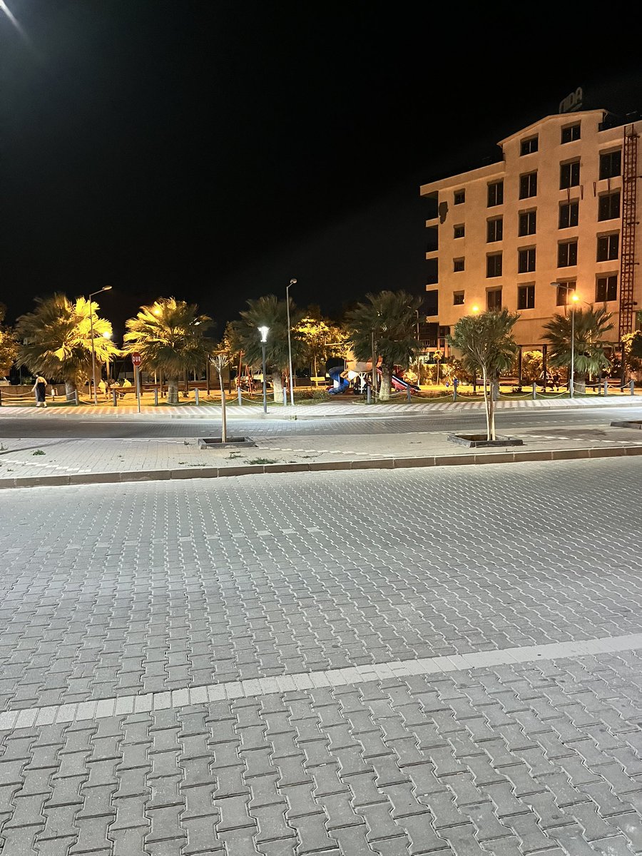 EsraAY0's tweet photo. Merhaba prestij caddesinin başlangıcında uçaklı parka geçebilmek için çocukla çok büyük çaba sarfetmek gerekiyor. Yaya geçidi olması araçların biraz daha yava��lamasından dolayı can güvenliğimiz için daha iyi olacağını düşünmekteyim @akhisarbelediye @besimecz https://t.co/W7vHQPg41C