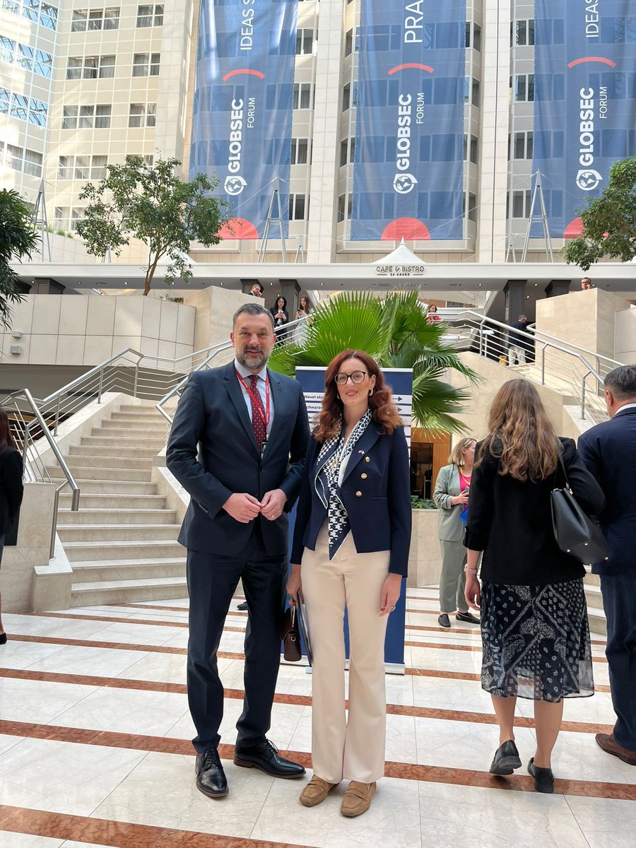 Prije nekoliko minuta počeo je 20ti po redu #Globsec2025 u Pragu, na kojem imam zadovoljstvo pozdraviti ministra vanjskih poslova BiH Nj.E.<a href="/DinoKonakovic/">Elmedin Dino Konaković</a>, koji ce biti panelist na nekoliko vaznih diskusija, uz mnostvo bilateralnih sastanaka koji su pred nama. 🇧🇦🇨🇿