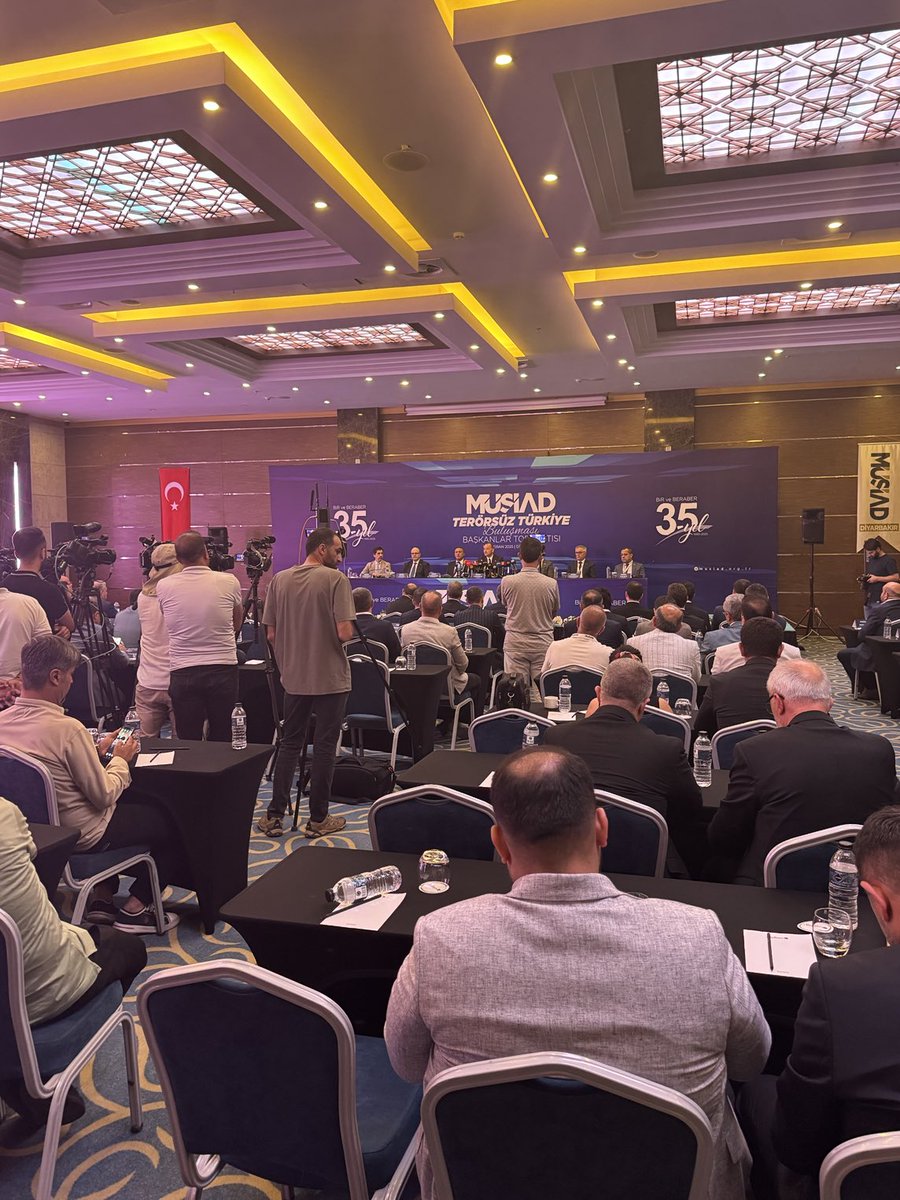 Diyarbakır.da gerçekleştirilen MÜSİAD Başkanlar toplantısında silahsız huzurlu bir Türkiye buluşması basın açıklaması genel başkanımız ⁦<a href="/BurhanOzdemirTR/">Burhan Özdemir</a>⁩ tarafından barışa destek açıklaması yapılıyor