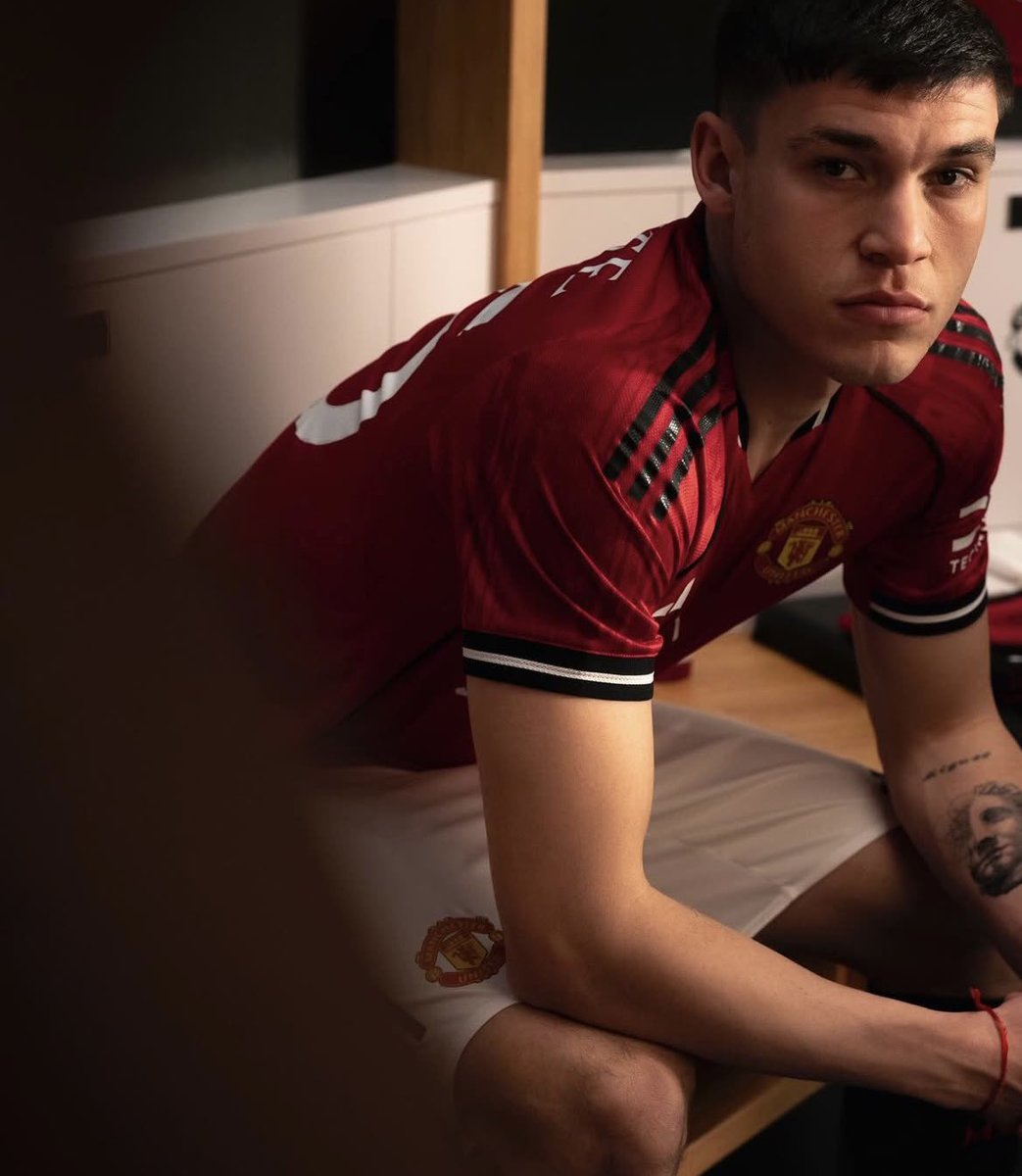 Sekilas ini emang jersey home 2023/24 yang di upgrade aja kayanya ya hahaha