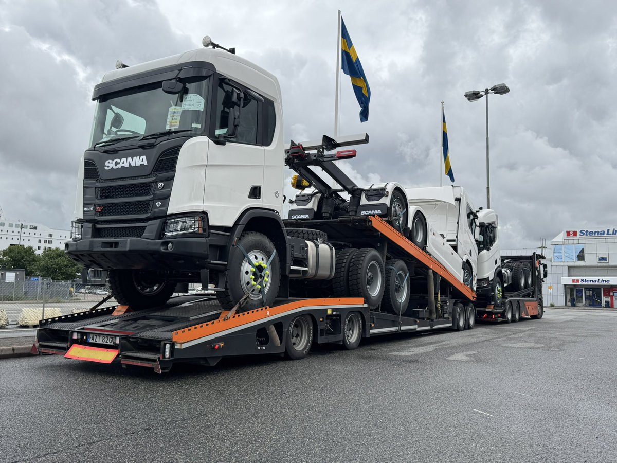 Botenwagen's tweet photo. Op stuurboord en doorrrrr | 🇸🇪 Zweden pakken zaken anders aan | En houden van dikke spullen | 🇳🇴 Via Riksvei 3 samen omhoog #scania #v8 #AIDA #AidaMar #Zweden #Sweden #Noorwegen #Norway https://t.co/DK8iPiu1t5