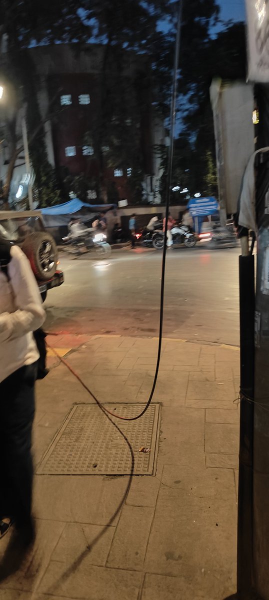 Is this not dangerous? How can this the attention of the officials ? Just outside IDFC bank opposite oberai garden <a href="/mybmc/">माझी Mumbai, आपली BMC</a> @mybmcwardrs @samtanagarps @dcpzone12mumbai @mumbaipolice.