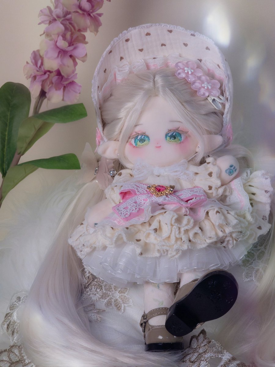 레이스도, 구름도 ☁️
흐드러지게 퍼지는 오후 🤍
🤫

#무속성_초연
#나비옷장_미니초코하트