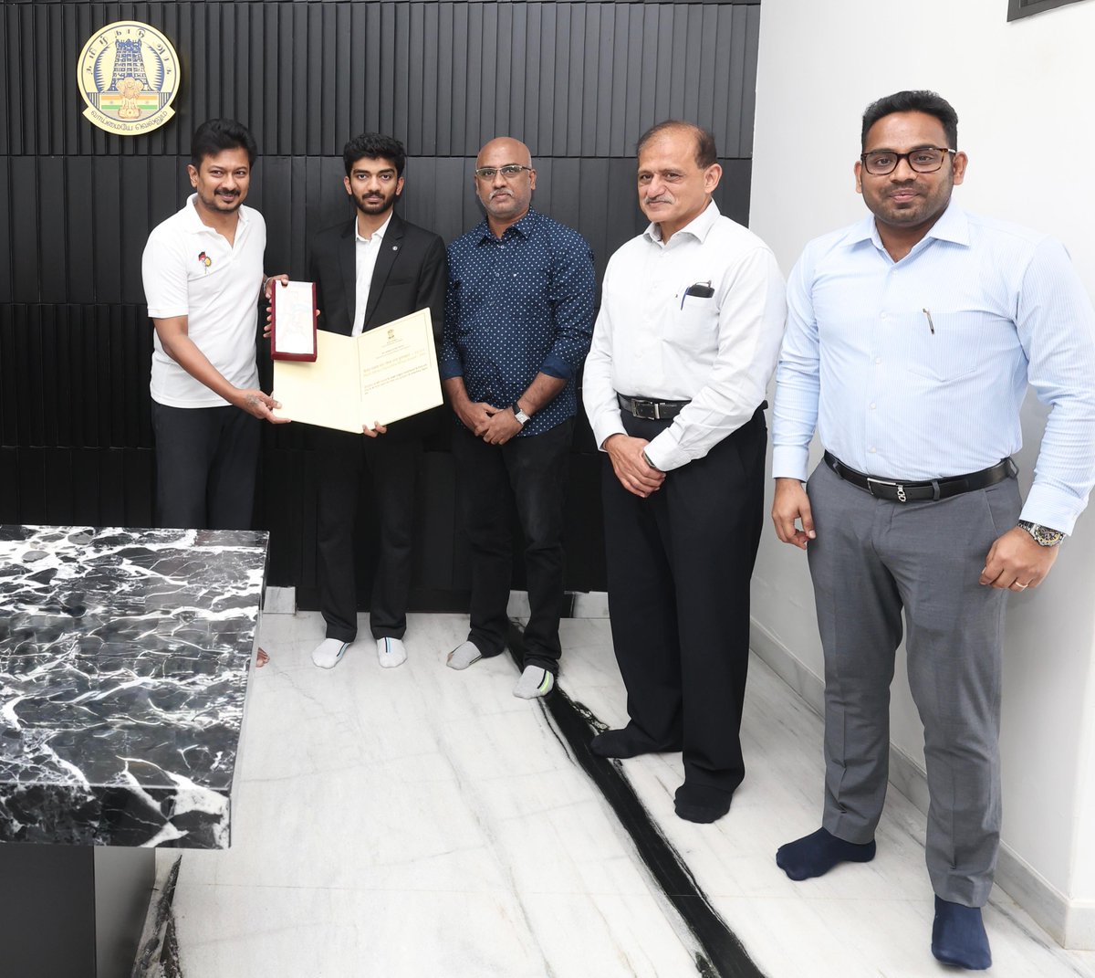 Office of Udhayanidhi Stalin (@office_of_udhay) on Twitter photo ஒன்றிய அரசால் விளையாட்டு வீரர்களுக்கு வழங்கப்படும் உயரிய விருதான கேல் ரத்னா விருதை பெற்ற செஸ் வீரர் திரு.<a href="/DGukesh/">Gukesh D</a> அவர்கள், விருது மற்றும் சான்றிதழை, மாண்புமிகு தமிழ்நாடு துணை முதலமைச்சர் திரு.<a href="/Udhaystalin/">Udhay</a> அவர்களிடம் நேரில் காண்பித்து இன்று வாழ்த்து பெற்றார். ஒன்றிய அரசால் விளையாட்டு வீரர்களுக்கு வழங்கப்படும் உயரிய விருதான கேல் ரத்னா விருதை பெற்ற செஸ் வீரர் திரு.<a href="/DGukesh/">Gukesh D</a> அவர்கள், விருது மற்றும் சான்றிதழை, மாண்புமிகு தமிழ்நாடு துணை முதலமைச்சர் திரு.<a href="/Udhaystalin/">Udhay</a> அவர்களிடம் நேரில் காண்பித்து இன்று வாழ்த்து பெற்றார்.