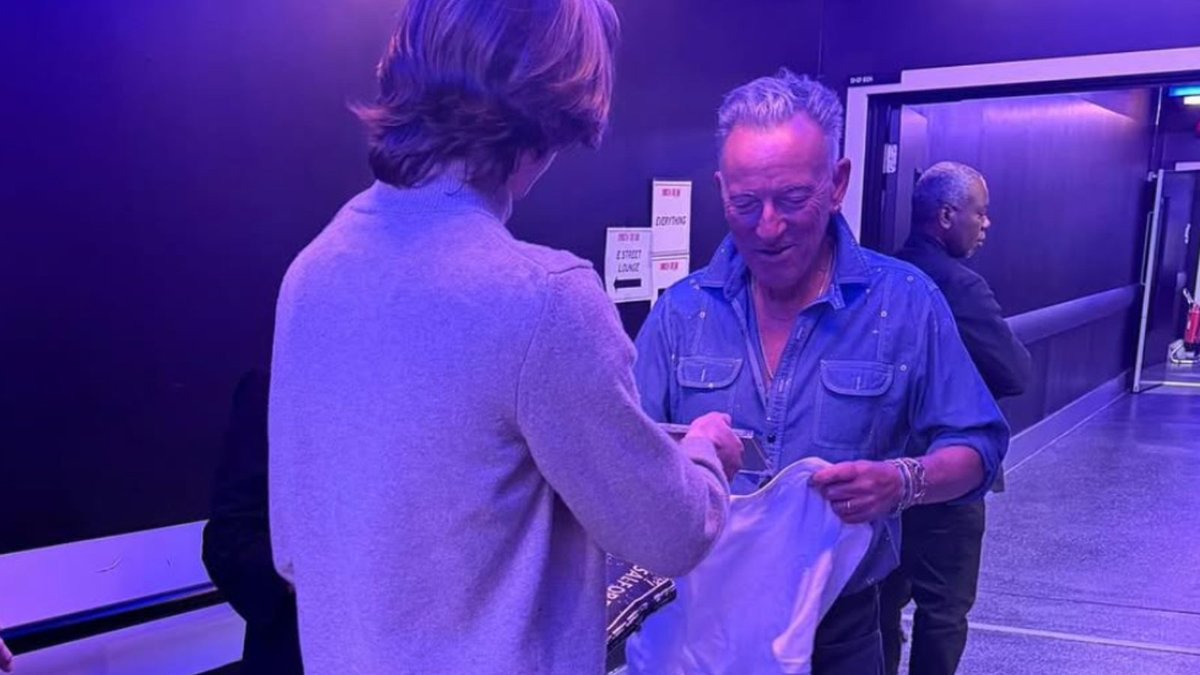 The Salford Foundation Trust (@thesalfordtrust) on Twitter photo A surreal moment for <a href="/JohnDentonMusic/">John Denton Music</a> š¤Æ
The 15-yr-old got to meet THEĀ Bruce <a href="/springsteen/">Bruce Springsteen</a> - part of a trip arranged by <a href="/salfordladsclub/">Salford Lads' Club</a>. He even gave the star one of his CDs!
One day it'll be John giving his own autograph to fans...
#Singer #BruceSpringsteen #GreaterManchester A surreal moment for <a href="/JohnDentonMusic/">John Denton Music</a> š¤Æ
The 15-yr-old got to meet THEĀ Bruce <a href="/springsteen/">Bruce Springsteen</a> - part of a trip arranged by <a href="/salfordladsclub/">Salford Lads' Club</a>. He even gave the star one of his CDs!
One day it'll be John giving his own autograph to fans...
#Singer #BruceSpringsteen #GreaterManchester