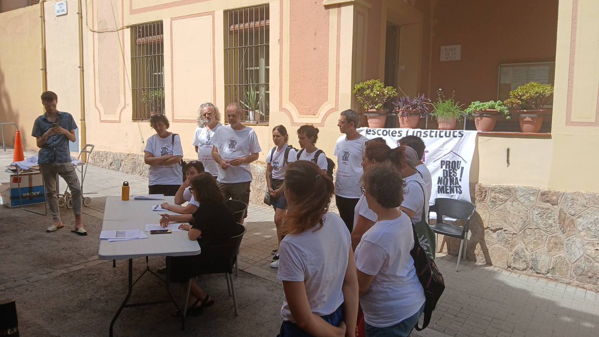 COS Educació (@coseducacio) on Twitter photo Ahir es va presentar a premsa l'informe de <a href="/docents080/">Docents 080</a> sobre la situació de violència institucional que pateixen els alumnes de la ciutat durant els desnonaments dels seus habitatges habituals. Cal posar mesures <a href="/educaciocat/">Educació</a> <a href="/consorciedubcn/">Consorci d'Educació</a> i <a href="/affac_cat/">aFFaC</a> Ahir es va presentar a premsa l'informe de <a href="/docents080/">Docents 080</a> sobre la situació de violència institucional que pateixen els alumnes de la ciutat durant els desnonaments dels seus habitatges habituals. Cal posar mesures <a href="/educaciocat/">Educació</a> <a href="/consorciedubcn/">Consorci d'Educació</a> i <a href="/affac_cat/">aFFaC</a>