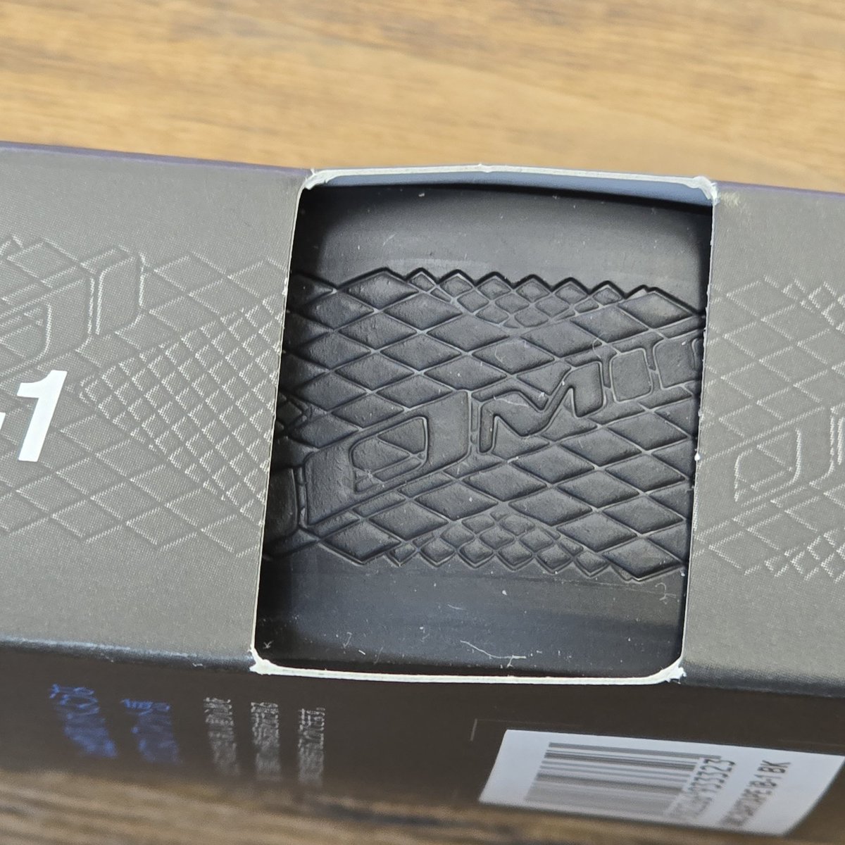 piggy_tail_'s tweet image. 【汗による悩みを解決！】
ゴルフグリップで人気のIOMICが開発した高性能バーテープ「iB-1」登場！水分を吸わず汗をかいてもグリップ力キープ💪 耐久・耐候性も抜群で夏ライドにも◎ 黒・白在庫あり、他カラー取寄せも可✨
 #iomic #バーテープ #舞鶴はいいぞ