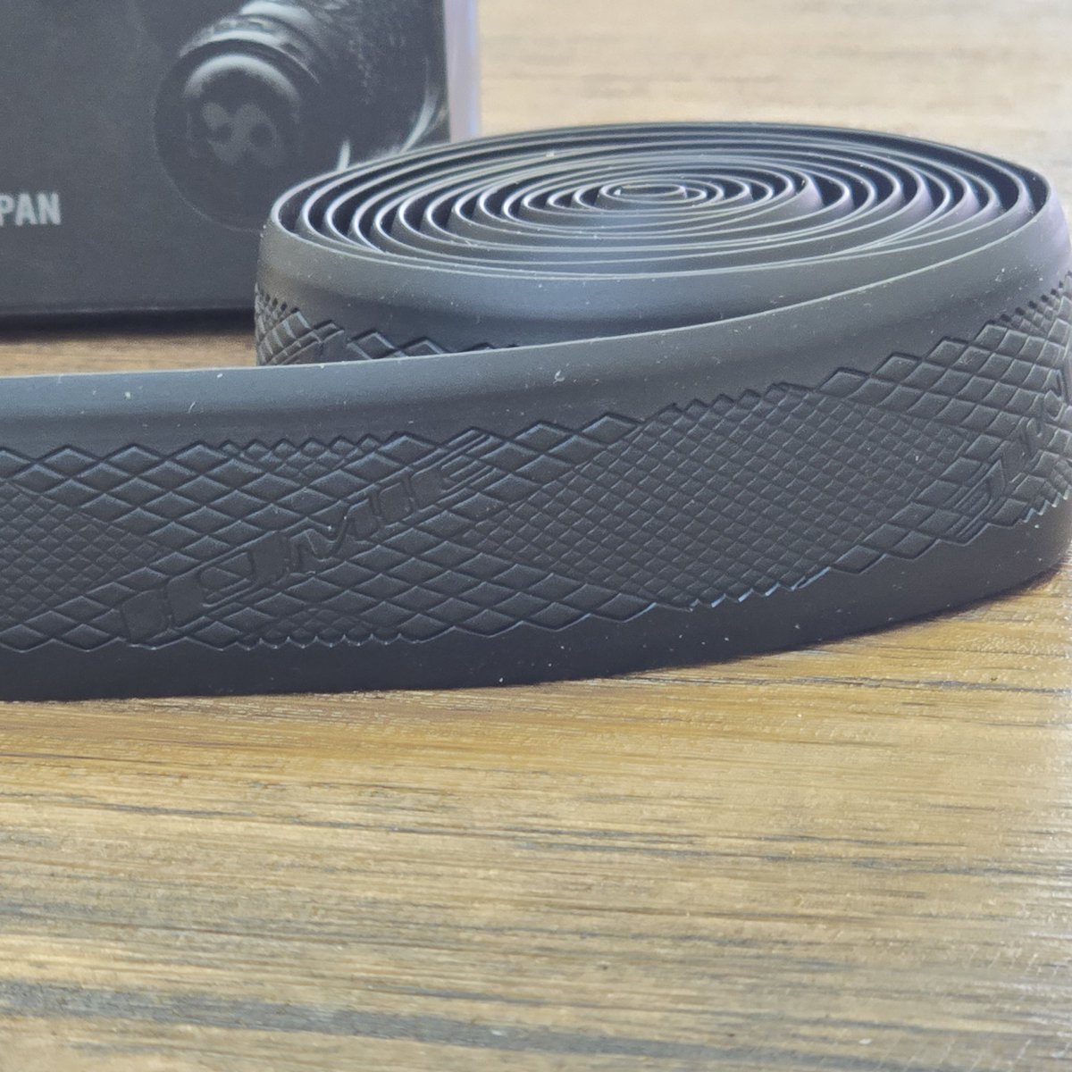 piggy_tail_'s tweet image. 【汗による悩みを解決！】
ゴルフグリップで人気のIOMICが開発した高性能バーテープ「iB-1」登場！水分を吸わず汗をかいてもグリップ力キープ💪 耐久・耐候性も抜群で夏ライドにも◎ 黒・白在庫あり、他カラー取寄せも可✨
 #iomic #バーテープ #舞鶴はいいぞ